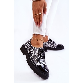 Tênis lacado com cadarço Laura Messi 2441 Preto e Branco 2