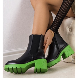 PA1 Botins pretos na plataforma verde Torrela 1