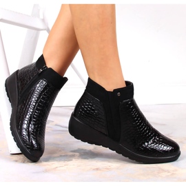 Botas femininas em uma virilha de cunha, T.Sokolski isolado preto 1