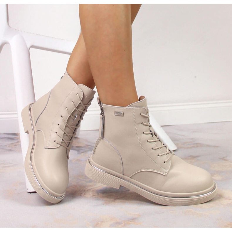 Botas de couro com cadarço com zíper, bege isolado Goe II2N4015 1