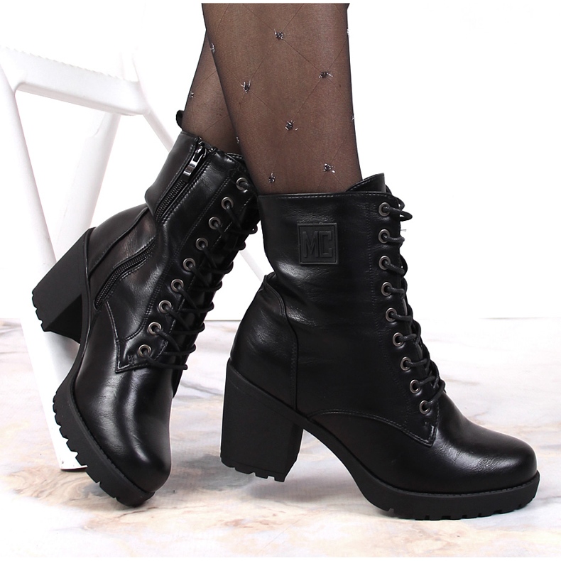 T.Sokolski Botas amarradas em um poste e um zíper, Jezzi isolado preto 1