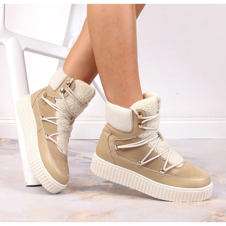 Botas de couro com cadarço em uma plataforma bege Laura La.Fi 1