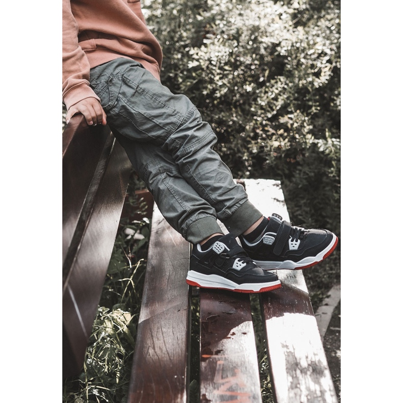 Tênis esportivo infantil de couro preto e vermelho Marisa 1