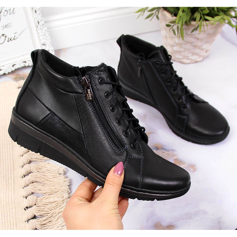 Botas femininas de couro em uma cunha preta Helios 567 preto 1