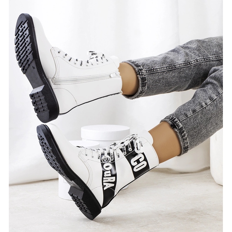 Tênis branco decorado com inscrições 1