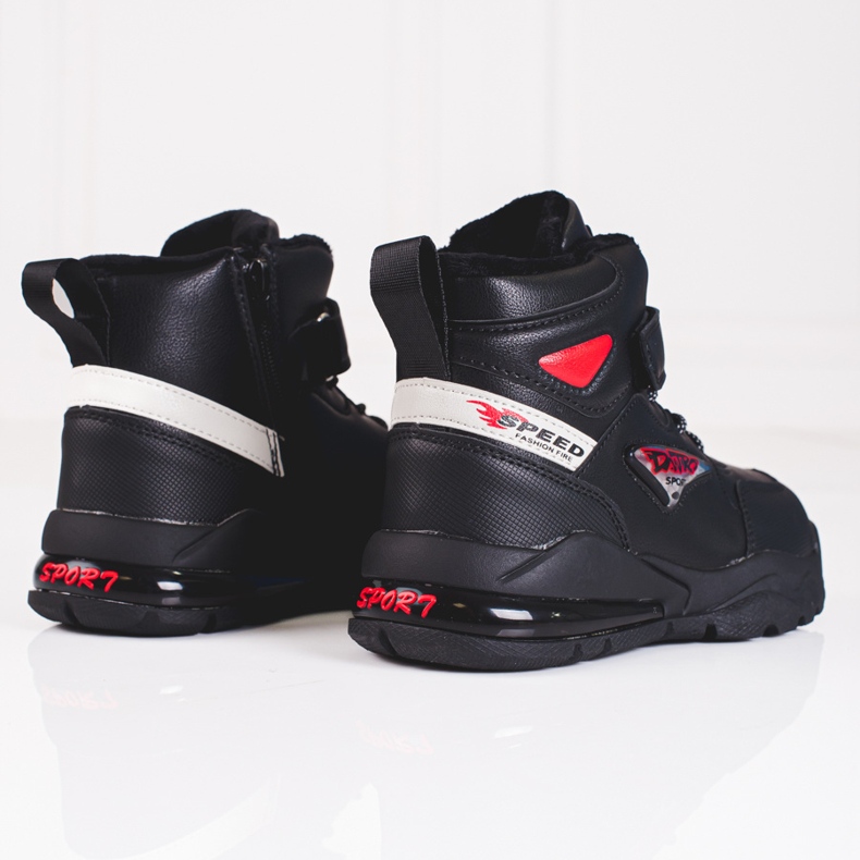 Botins pretos isolados com atacadores para menino 2