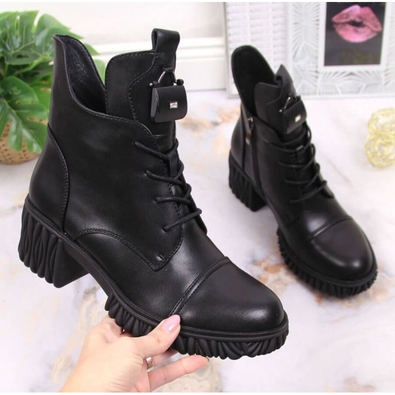 Botas de couro no poste isolado Artiker W HBH39A preto 2