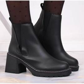 Botas de couro Chelsea no poste isolado Artiker W HBH41 preto 2