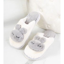 Chinelos cinza com um coelho Coelho branco 1 Chinelos cinza com um coelho Coelho branco 1