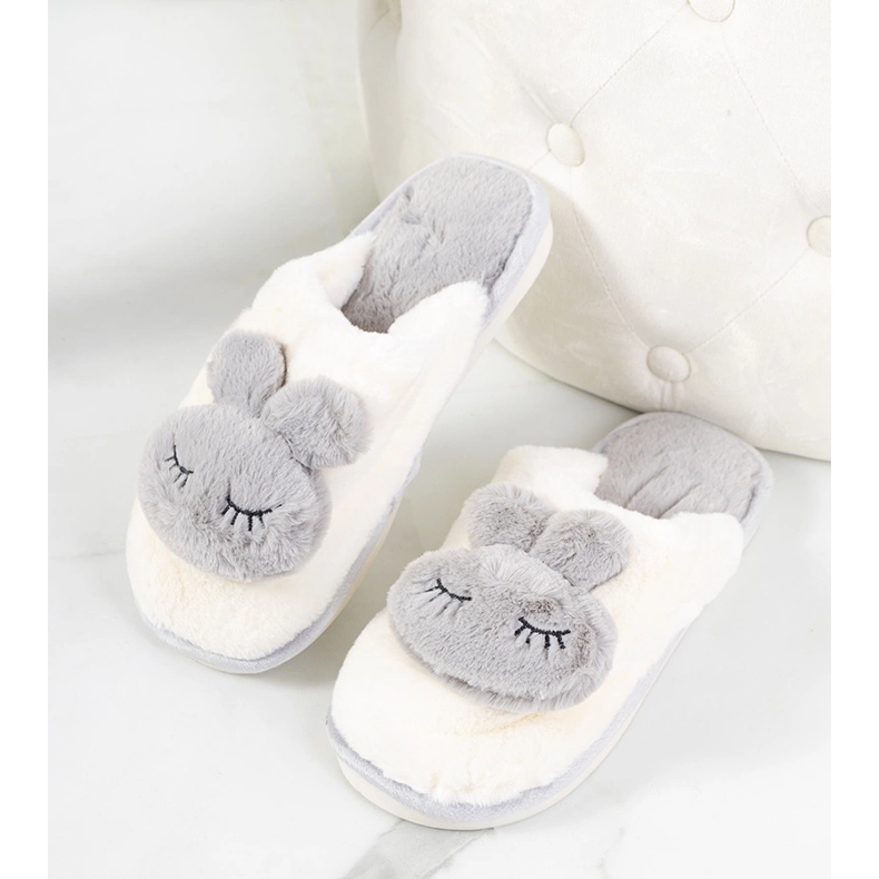 Chinelos cinza com um coelho Coelho branco 1 Chinelos cinza com um coelho Coelho branco 1