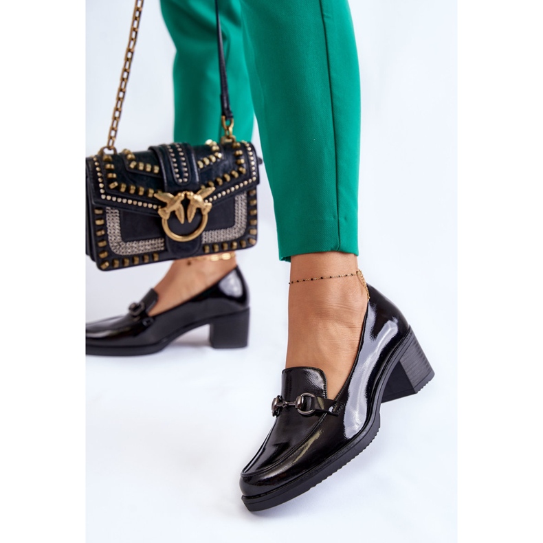 Vinceza Bombas de couro em um pilar com ornamento preto Semila 1