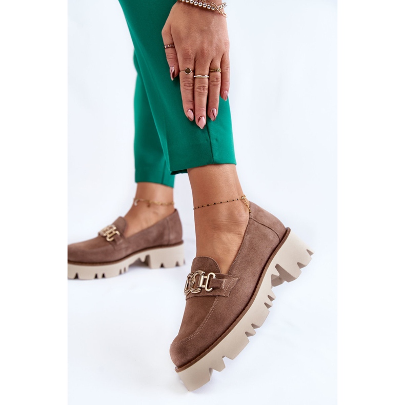 Tênis de camurça marrom com decoração de Laura Messi castanho 2