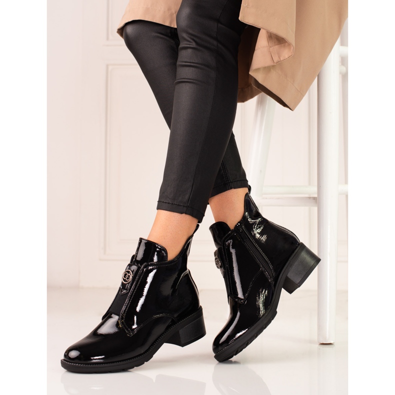 Botins femininos de couro envernizado com salto plano preto 2 Botins femininos de couro envernizado com salto plano preto 2