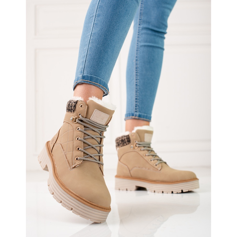 Caçadores femininos isolados com pele shelovet bege 2