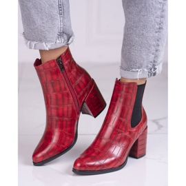 Botas Jodhpur vermelhas no poste Shelovet com um padrão vermelho 1