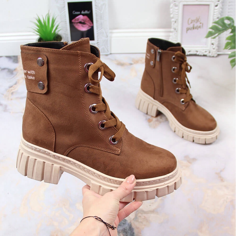 Trabalhadores de camurça feminina em uma plataforma acolchoada marrom por T.Sokolski 1