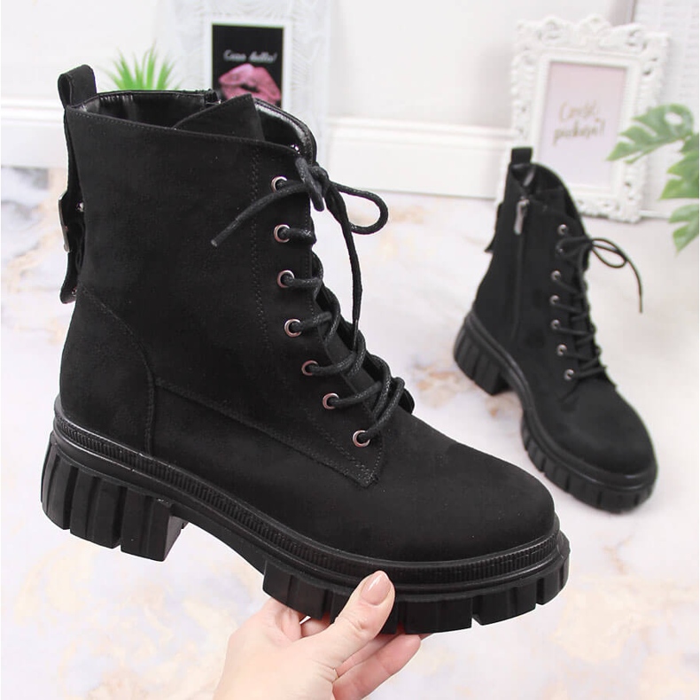 Trabalhadores de camurça feminina em uma plataforma isolada preta T.Sokolski preto 1