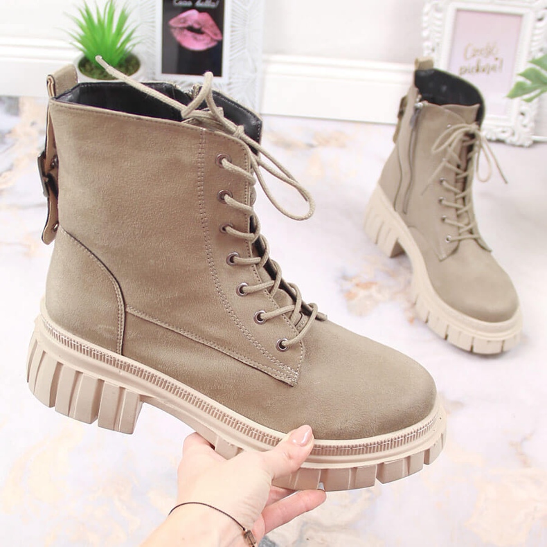 Trabalhadores de camurça feminina em uma plataforma acolchoada bege por T.Sokolski 1