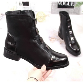 Botas pretas para mulheres com um ornamento de Sabatina preto isolado 1