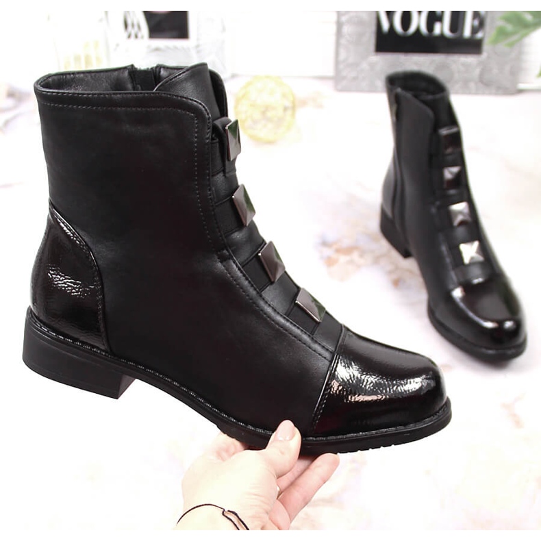 Botas pretas para mulheres com um ornamento de Sabatina preto isolado 1