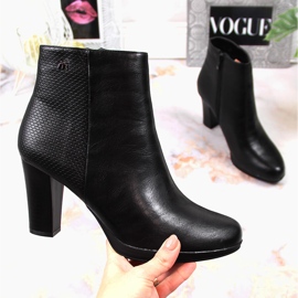 Botas femininas com isolamento preto no poste por M. Daszyński 1 Botas femininas com isolamento preto no poste por M. Daszyński 1