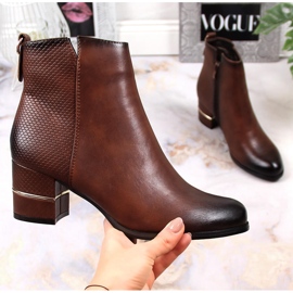 Botas femininas Jodhpur em um poste isolado marrom M. Daszyński 1