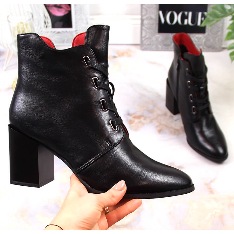 Botas femininas com isolamento preto no poste por M. Daszyński 1