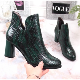 Botas femininas lacadas em um poste de croco, isolado verde Jezzi 1