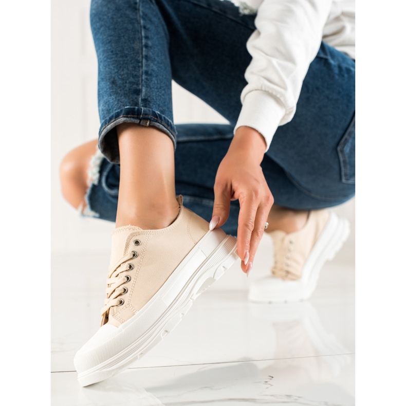 TRENDI Tênis bege na plataforma 1