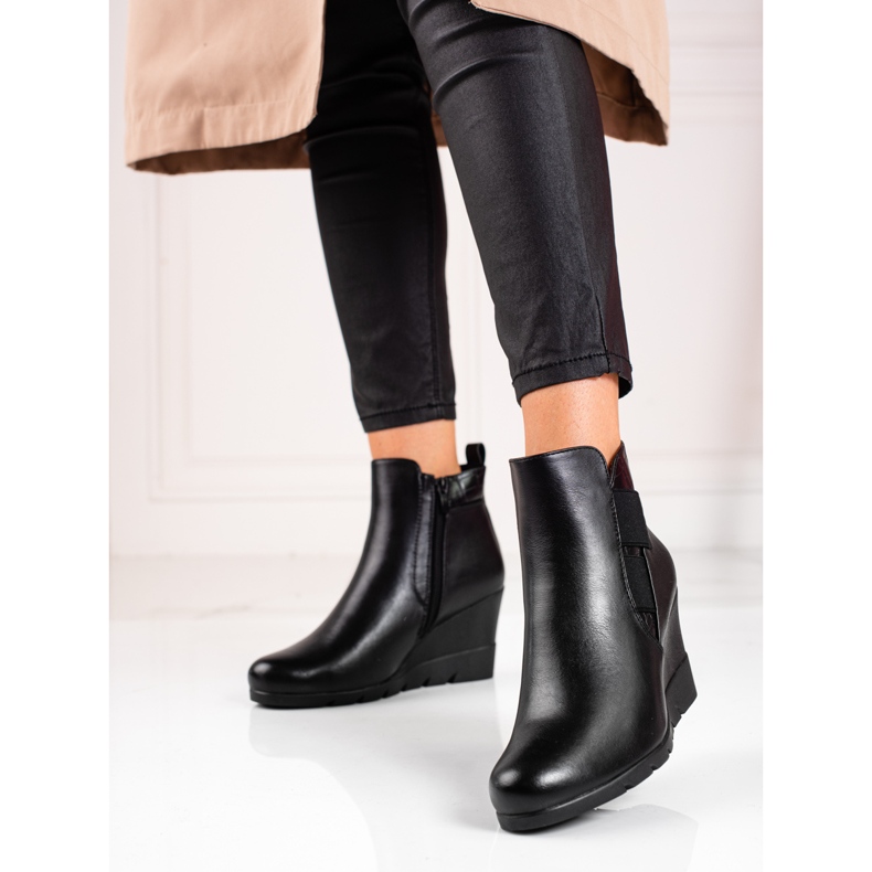 Botas femininas em um shelovet de cunha preto 1