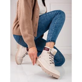 Caçadores femininos isolados com pele shelovet bege 2