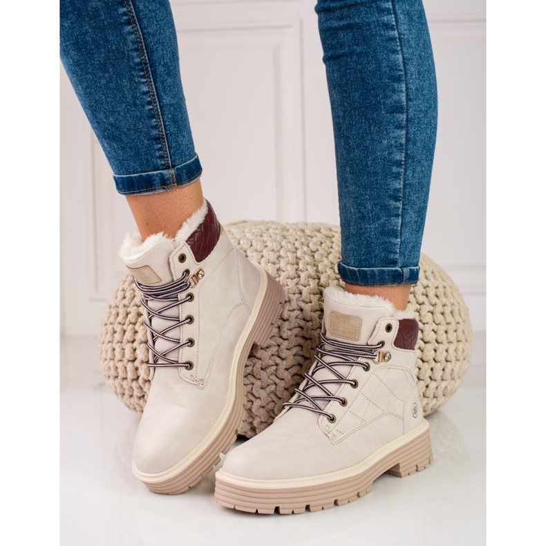 Caçadores femininos isolados com pele shelovet bege 1