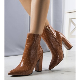 BM Botins castanhos no poste Lira marrom 1