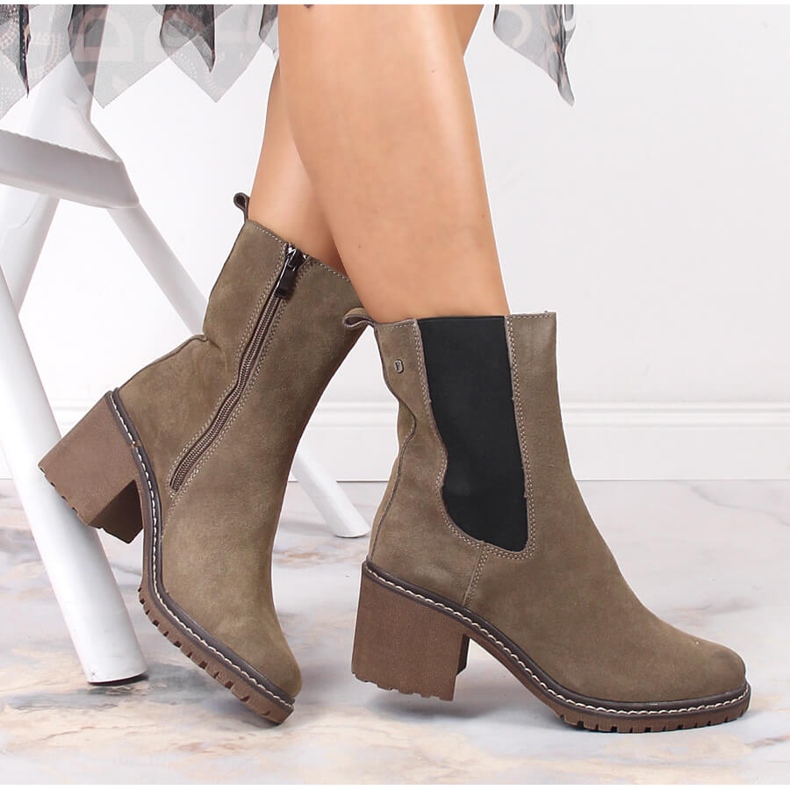 Botas femininas de couro camurça em um poste, bege quente Filippo 1