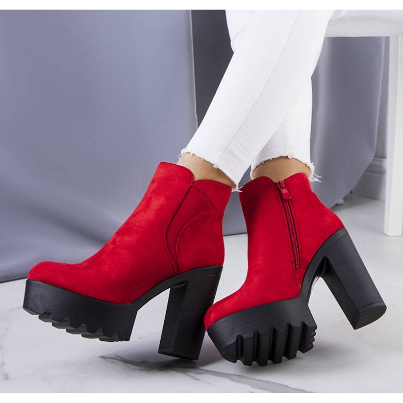 BM Botas isoladas vermelhas na plataforma Miran vermelho 1
