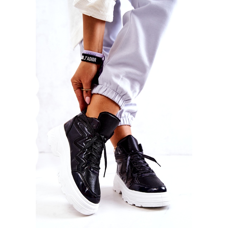 Sapatos esportivos isolados pretos femininos 1