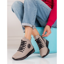 Tênis feminino na plataforma Shelovet feito de couro natural bege 1