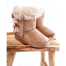 Botas de neve isoladas de meninas com arcos de mendigo leves bege 1