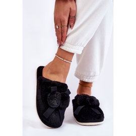 Chinelos de pele Castello preto feminino com pompons 1 Chinelos de pele Castello preto feminino com pompons 1