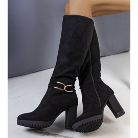Botas pretas e isoladas no poste Dardo preto 1