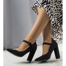 BM Sapatos pretos com tira Kaiser 1