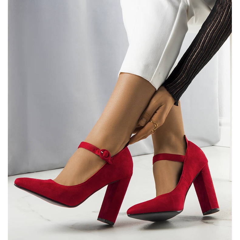 BM Sapatos vermelhos com tira Kaiser 1