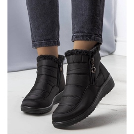 Botas de neve isoladas pretas com pele de Blen preto 1