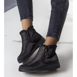 Botas de neve isoladas pretas com pele de Blen preto 2