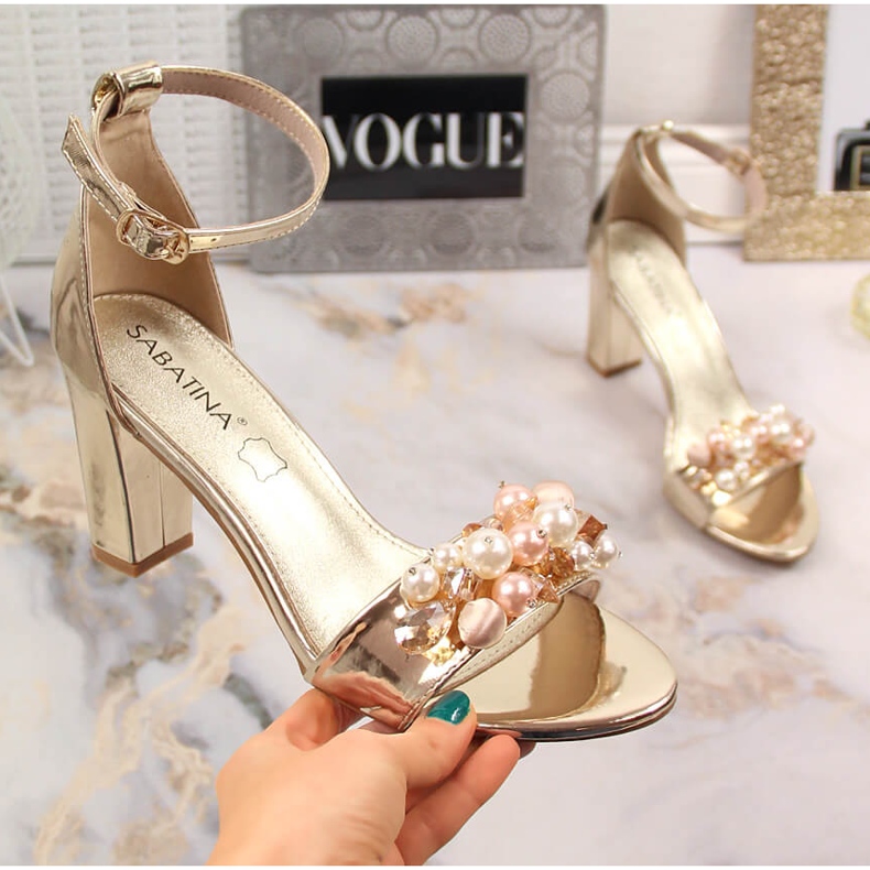 Sandálias de mulher em poste espelhado com contas douradas Sabatina B185-2 dourado 1