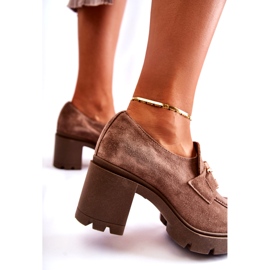 PL5 Sapatos elegantes Harmell bege escuro em um pilar com um ornamento dourado 3