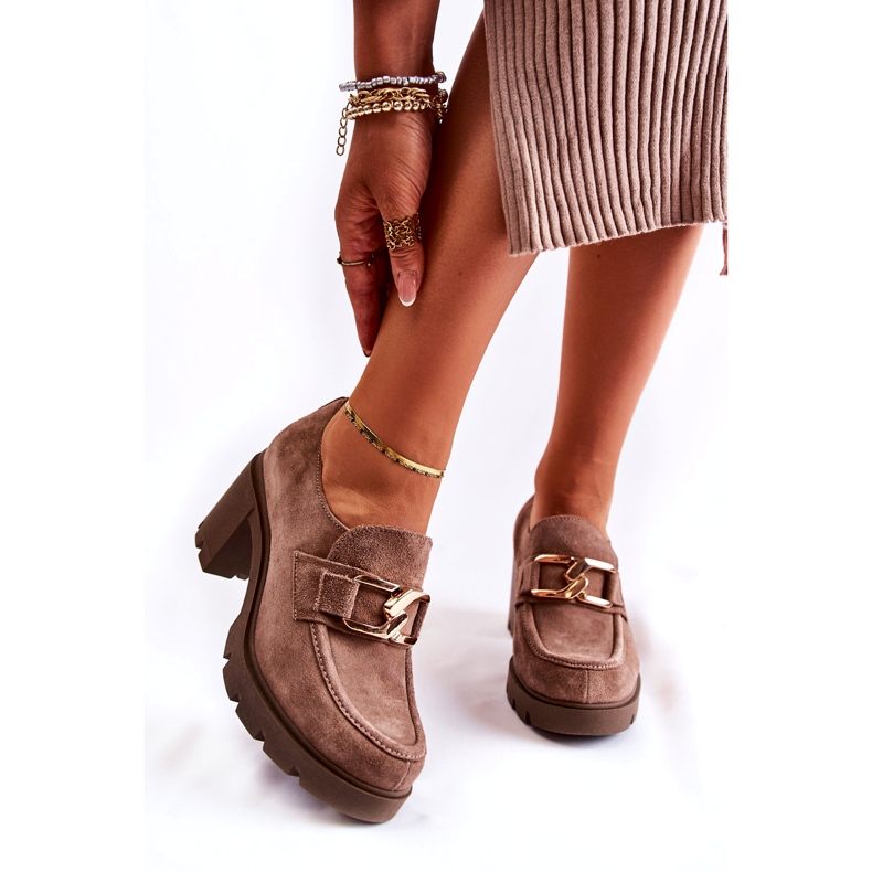 PL5 Sapatos elegantes Harmell bege escuro em um pilar com um ornamento dourado 4