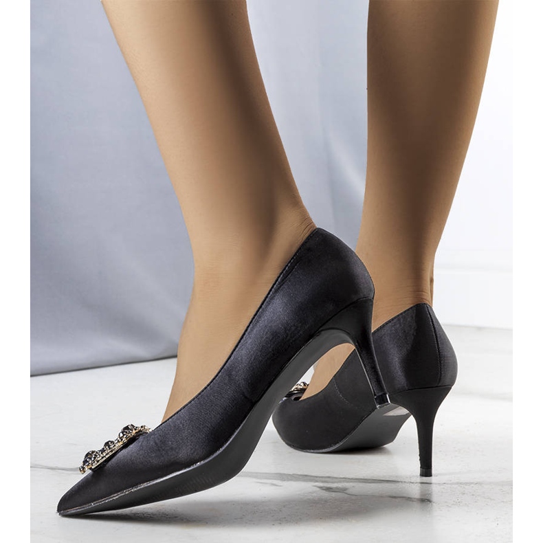 BM Sapatos de salto alto pretos, Lukis 2