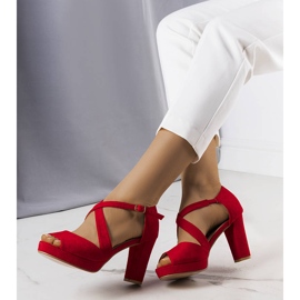 BM Sandálias vermelhas no posto Artemi vermelho 1