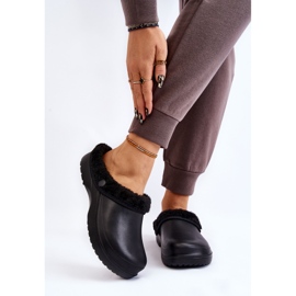 PM2 Chinelos femininos de espuma quente Crocs Black Cova preto 1